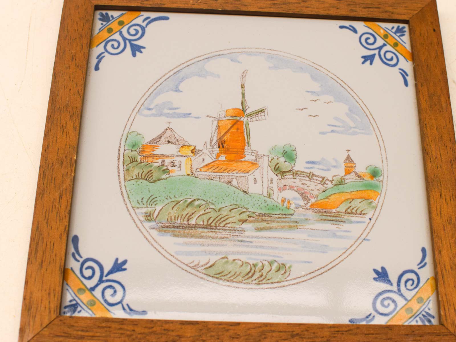 Alternative view of Wandtegel in een houten lijstje 51637