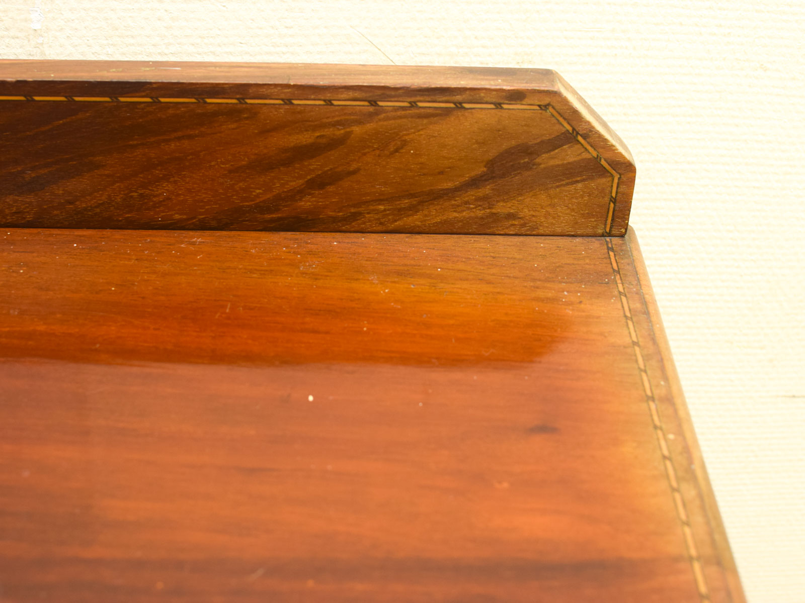 Alternative view of Houten Kastje met twee lades en twee deurtjes 51721