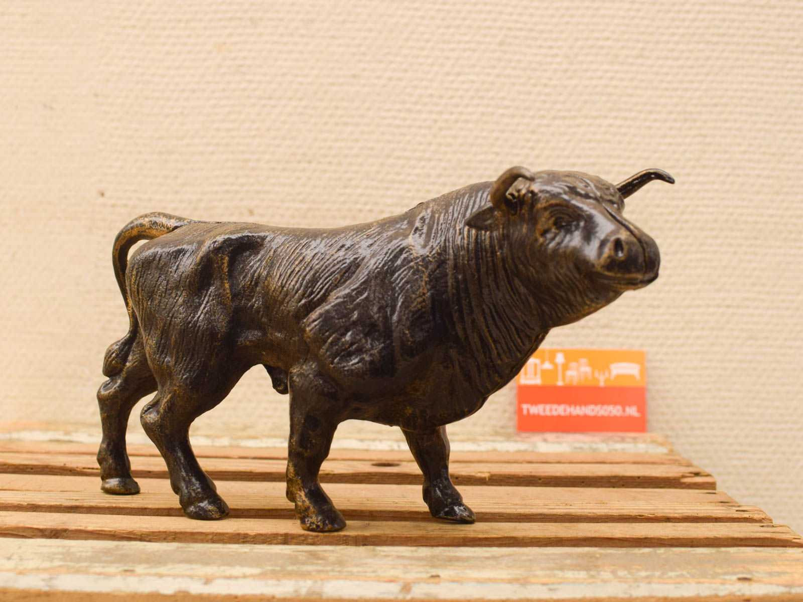 Alternative view of Gietijzeren spaarpot stier 51754