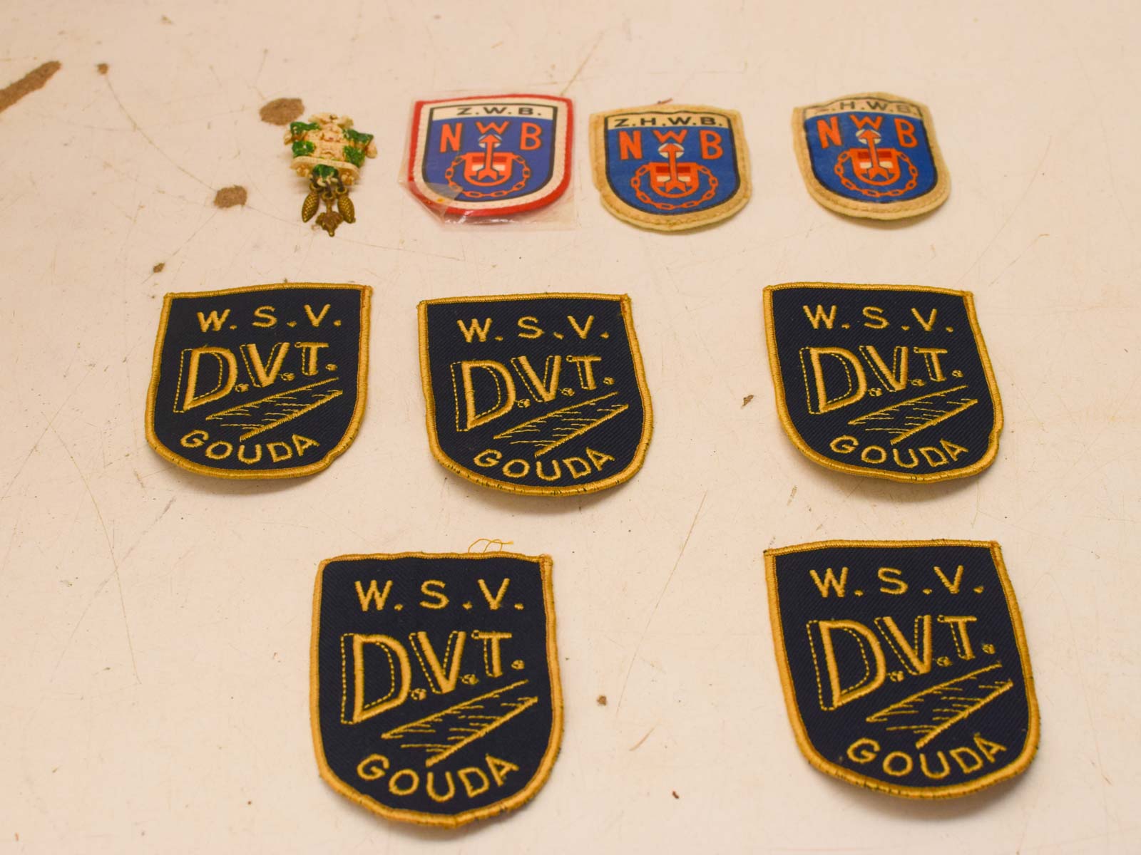 Alternative view of 8 stuks Emblemen 51827