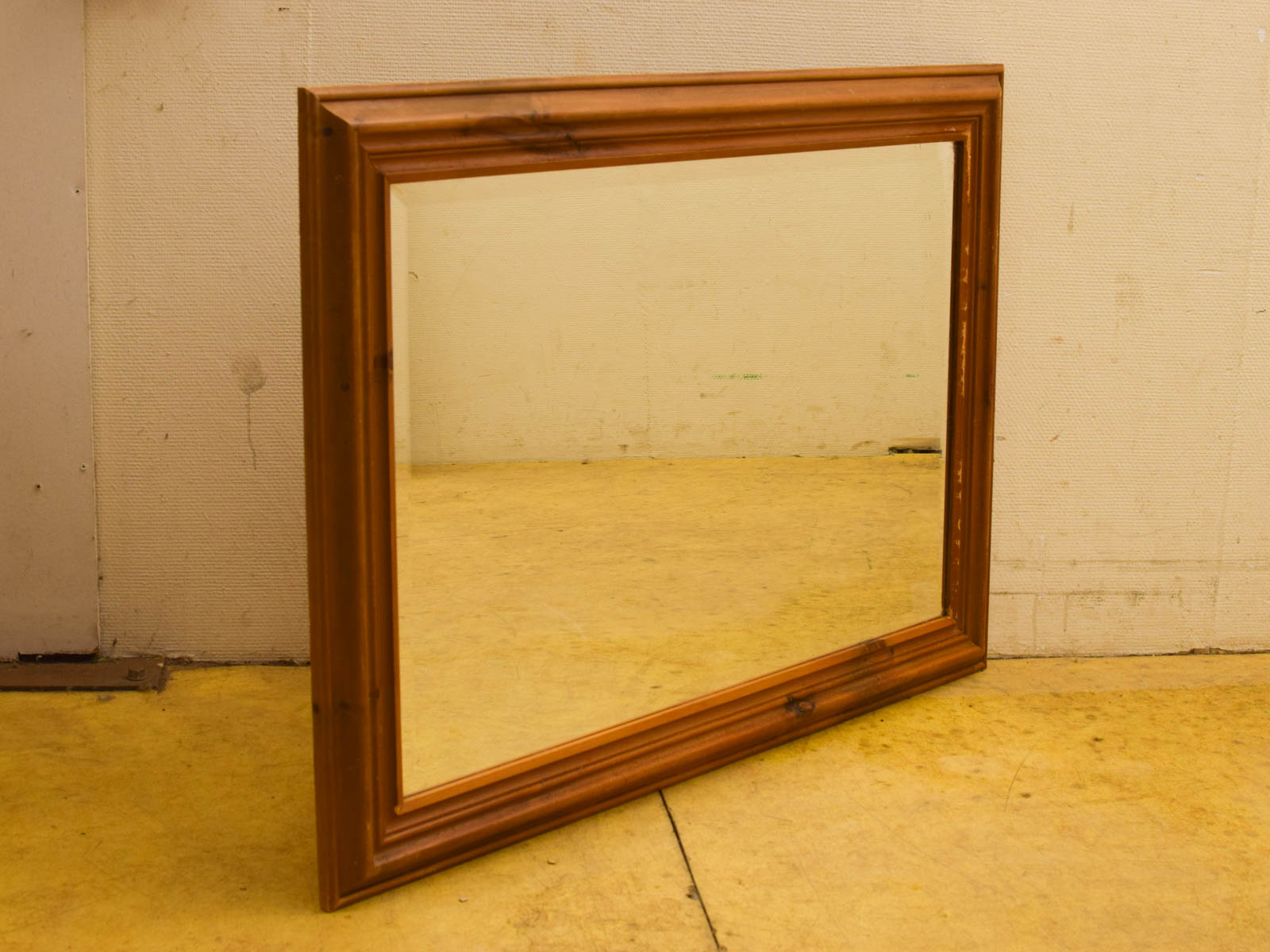 Wandspiegel in een houten lijstje 51836