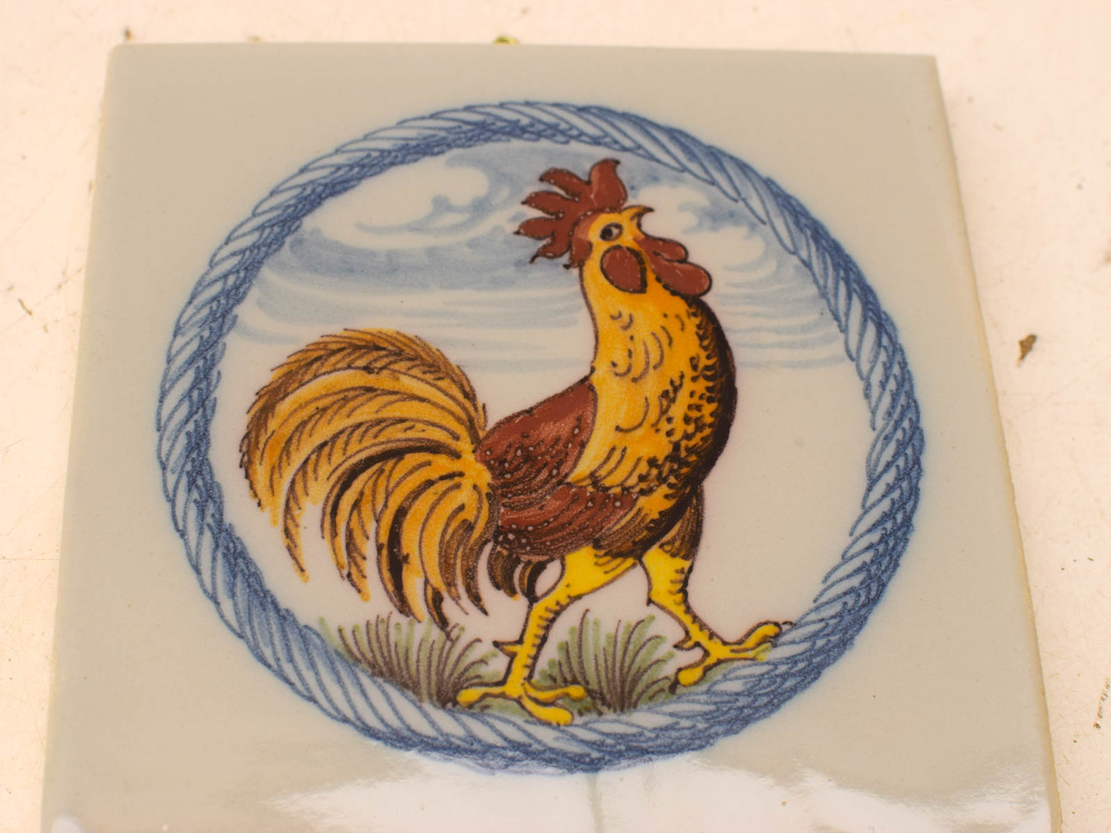 Alternative view of Wandtegeltje met prent van een haan 51941