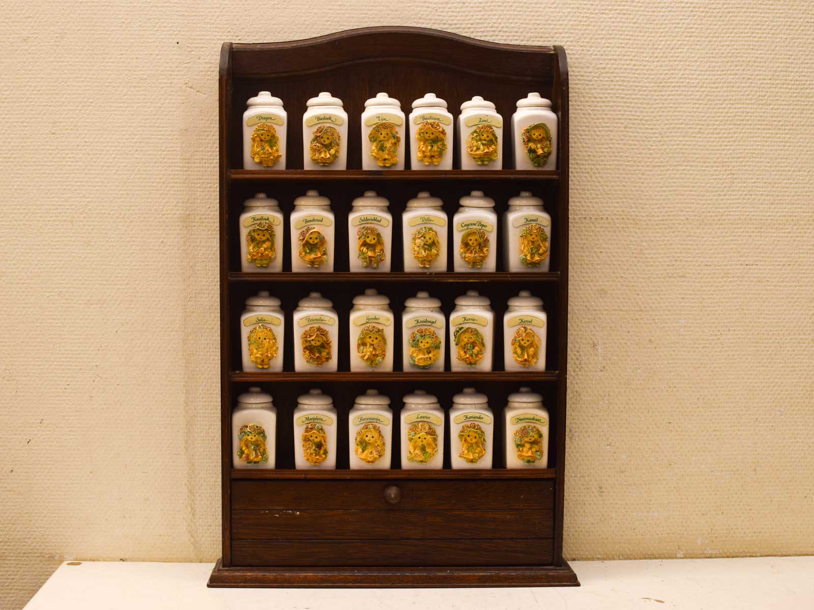 Vintage kruidenrek met kruidenpotjes 52305
