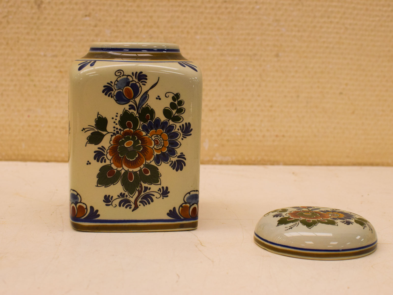 Alternative view of Delft Polychroom Gemberpot/dekselvaas 52341