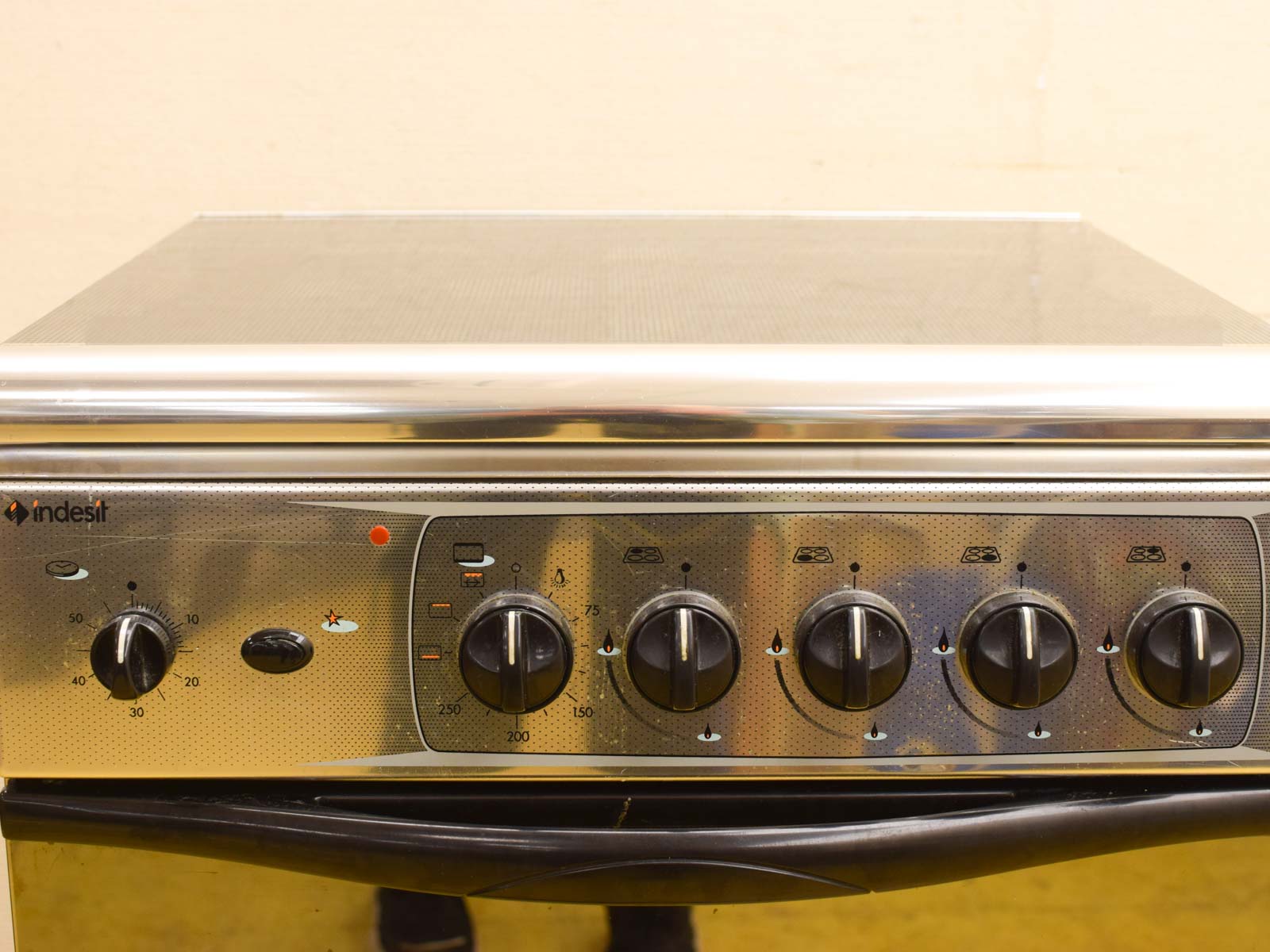 Alternative view of Indesit gasfornuis met oven 52380