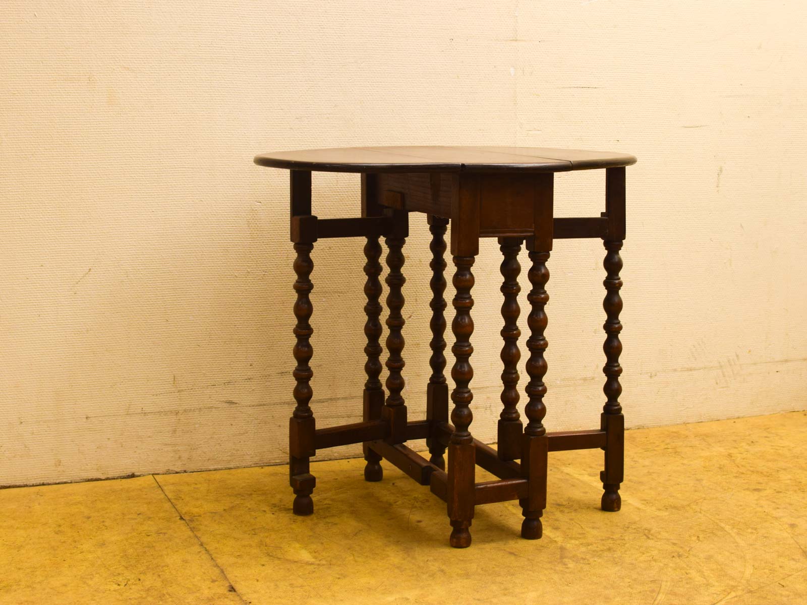 Alternative view of Houten hangoortafel 52411